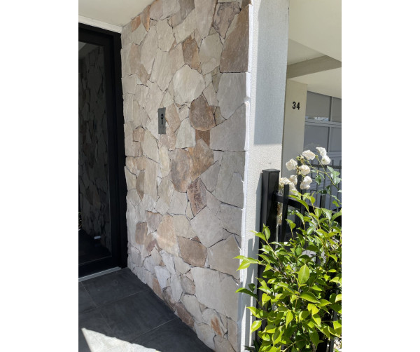 SANTA-CRUZ-ROCKWALL-CLADDING-BY-RMS-TRADERS-_SANDSTONE-WALL-CLADDING_STONE-FEATURE-WALL-1-2-scaled-1.jpeg